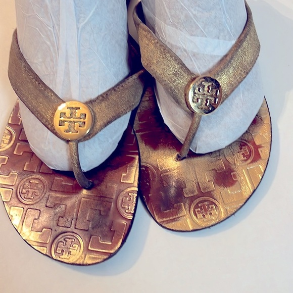 Tory Burch Thora Logo Embossed Leather Gold Thong Flat Sandals Sz 8 Women - Picture 5 of 7